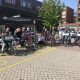 Groepsfoto van alle deelnemers en vrijwilligers op de fietsen.