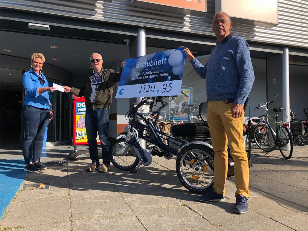 Jan van Egdom en Teun Brouwer nemen de donatie in ontvangst.